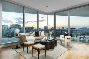 3130 N Harwood St, Unit 903 in Dallas, TX - Building Photo