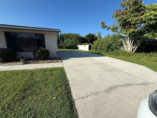 581 Grove Ave NW in Port Charlotte, FL - Building Photo - Building Photo