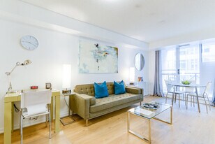 250 University Ave in Toronto, ON - Building Photo