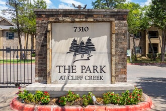 Park at Cliff Creek in Dallas, TX - Foto de edificio - Building Photo