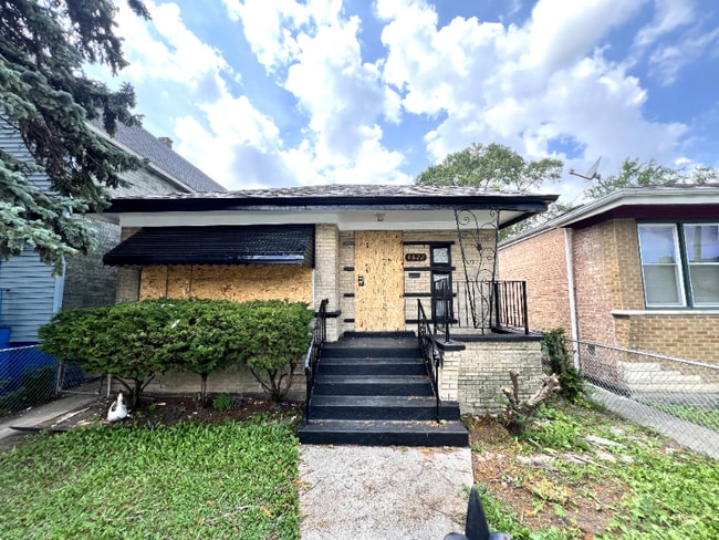 property at 6622 S Damen Ave