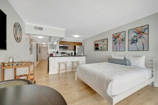 2506 N Rocky Point Dr in Tampa, FL - Building Photo