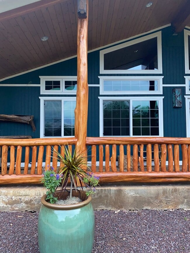 property at 84-1042-1042 Maunaolu St