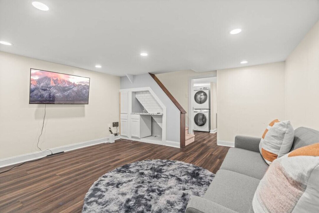 8135 Ardleigh St in Philadelphia, PA - Building Photo