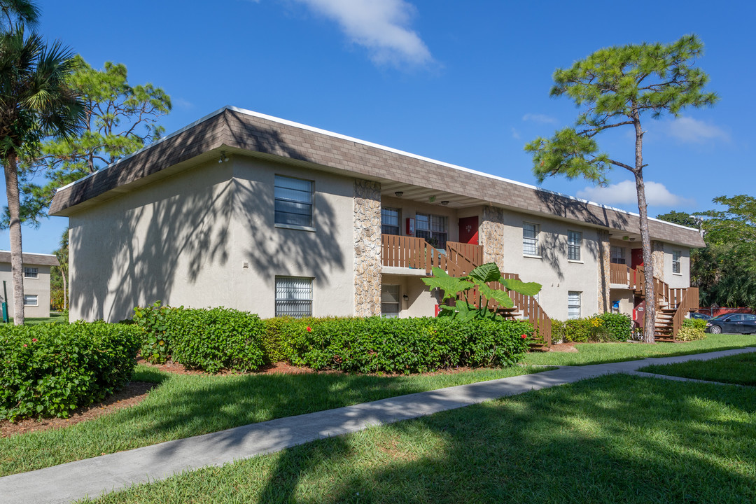 Country View Garden Homes in North Fort Myers, FL - Building Photo