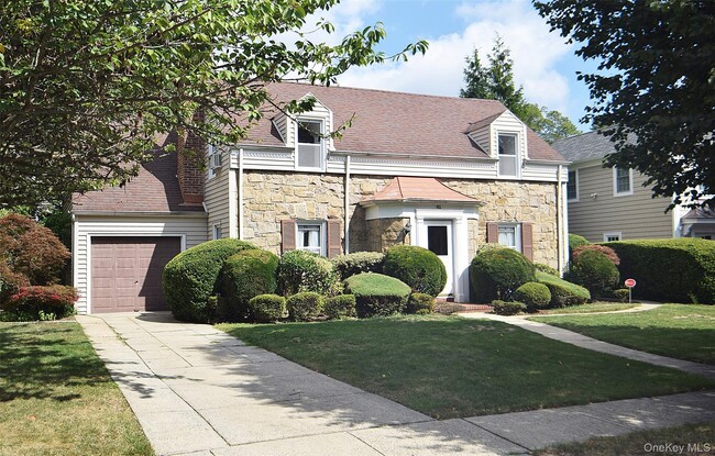 61 Kenwood Rd in Garden City, NY - Building Photo - Building Photo
