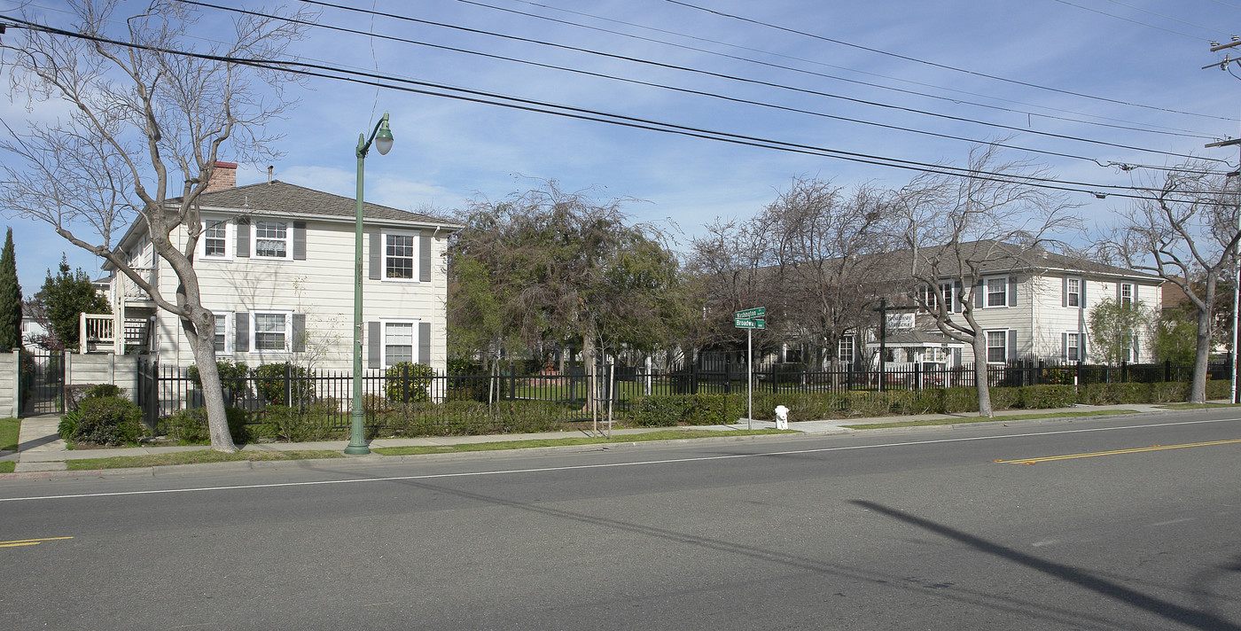 Broadway Gardens in Alameda, CA - Building Photo