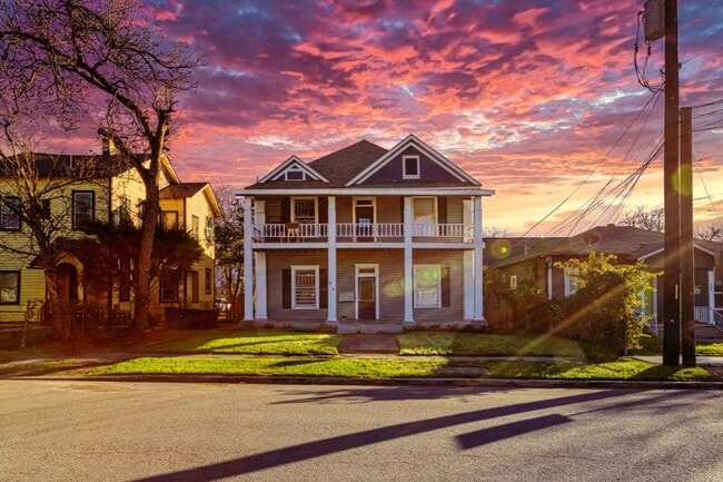 410 E Carson St, Unit 3  unfurnished