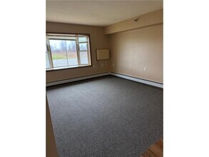 611 Main St S in Renville, MN - Foto de edificio - Building Photo