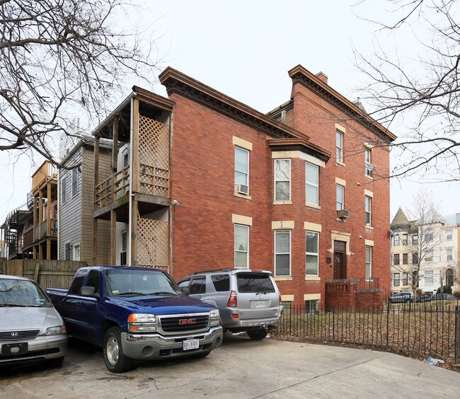 1301 Harvard St NW in Washington, DC - Foto de edificio - Building Photo