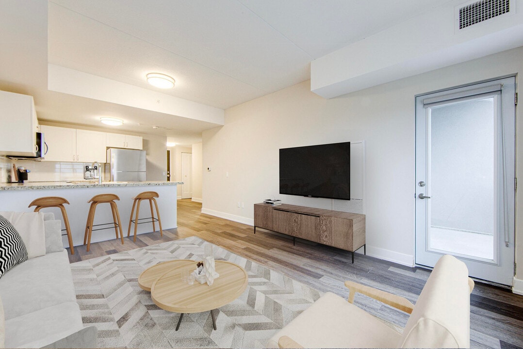 212 Davis Apartments in Newmarket, ON - Building Photo