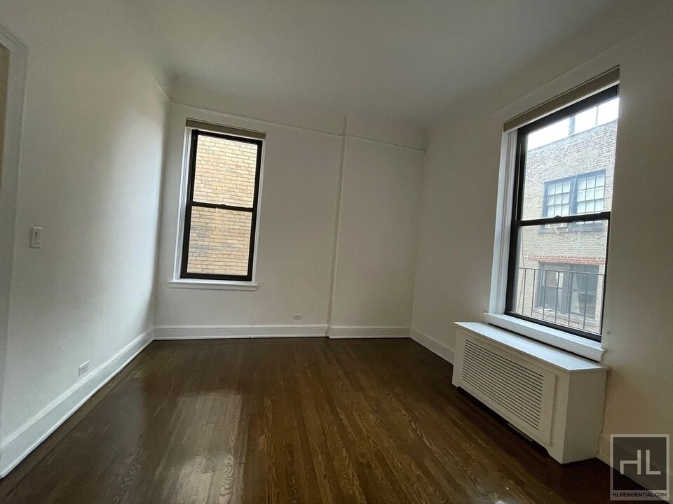 1 BED IN ELEVATOR BUILDING! in New York, NY - Building Photo