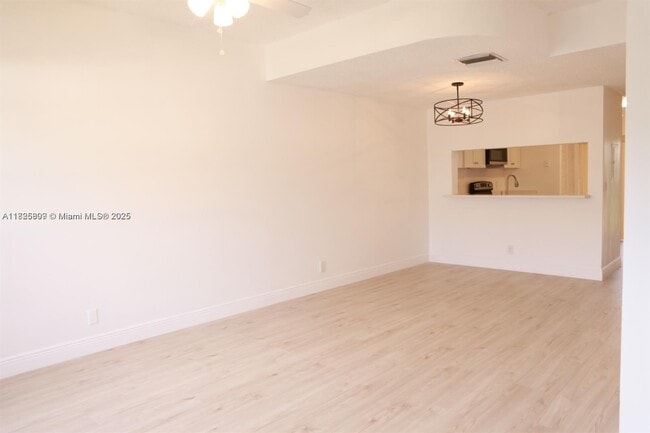 16686 Hemingway Dr in Weston, FL - Building Photo - Building Photo