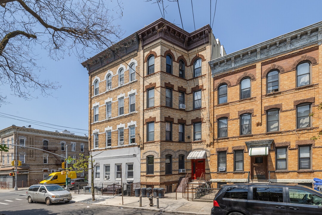 1713 Linden St in Ridgewood, NY - Building Photo