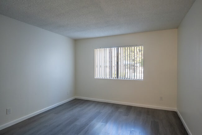 Bay Timbers Apartments in Costa Mesa, CA - Building Photo - Interior Photo