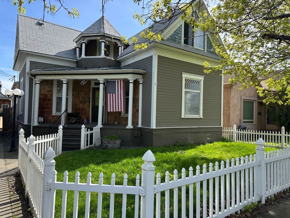 214 SW 8th St in Pendleton, OR - Building Photo