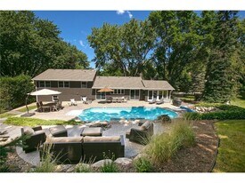 16119 Ringer Rd in Wayzata, MN - Building Photo