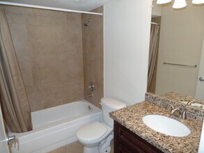 2331 NW 33rd St in Oakland Park, FL - Foto de edificio - Building Photo