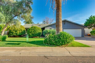 211 E Geneva Dr in Tempe, AZ - Building Photo
