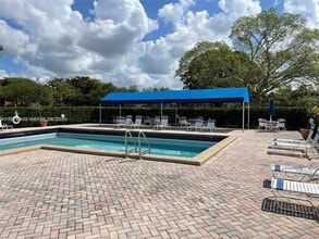 16500 Golf Club Rd in Weston, FL - Building Photo - Building Photo