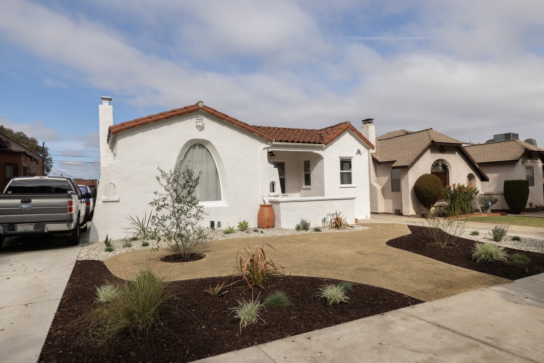 1927 W 82nd St in Los Angeles, CA - Building Photo