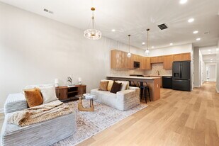 825 E Chestnut St in Louisville, KY - Building Photo