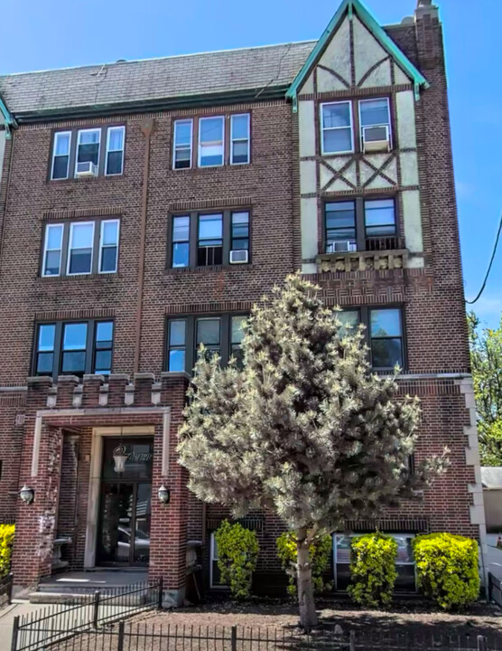 92 W 34th St, Unit Basement apartment in Bayonne, NJ - Building Photo