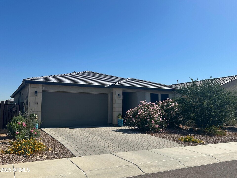 5626 W Western Star Blvd in Phoenix, AZ - Building Photo