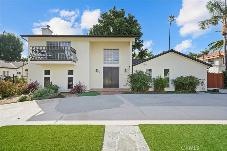 7425 Vanalden Ave in Los Angeles, CA - Foto de edificio