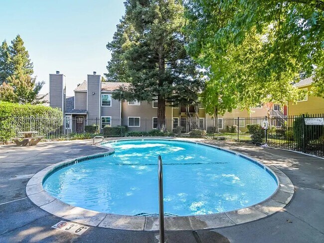 9101 Newhall Dr in Sacramento, CA - Building Photo - Building Photo