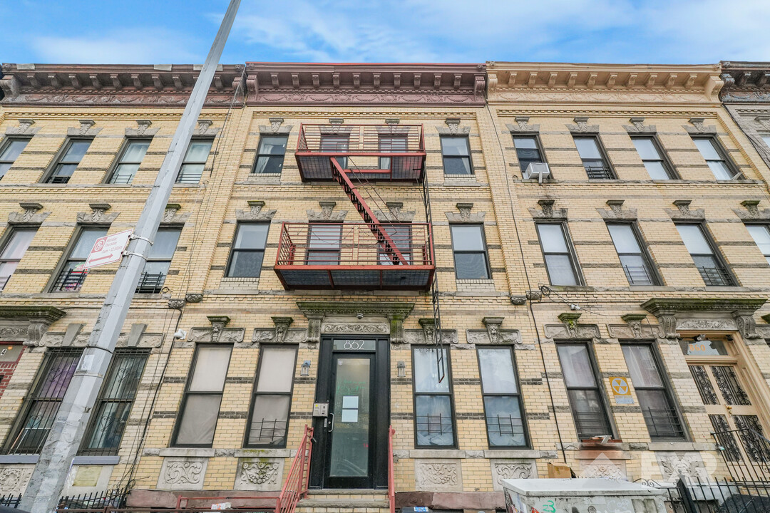 862 Knickerbocker Ave in Brooklyn, NY - Building Photo