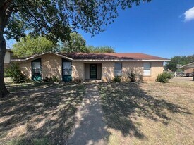 129 Houston Dr in Hewitt, TX - Building Photo