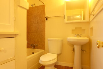 512-512 1/2 Vassar Dr SE in Albuquerque, NM - Building Photo - Building Photo