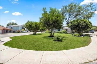 10133 Sandyglen in San Antonio, TX - Building Photo - Building Photo