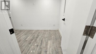 212 Spring Creek Dr in Hamilton, ON - Building Photo - Building Photo