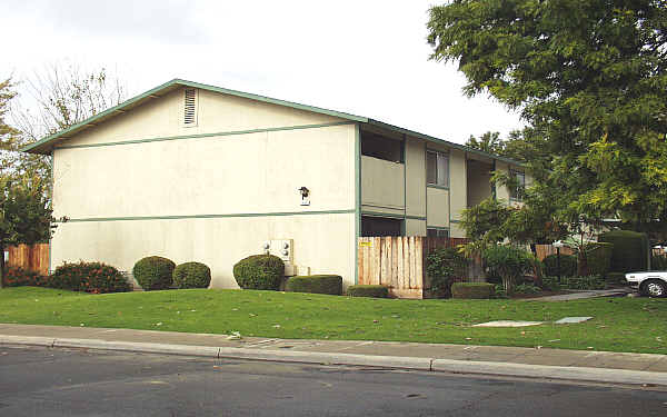 1525-1545 Escalon Ave in Clovis, CA - Building Photo - Building Photo