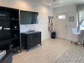 190 N Collier Blvd, Unit J-8 in Marco Island, FL - Foto de edificio - Building Photo