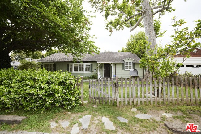 11146 Valley Spring Ln in Los Angeles, CA - Building Photo - Building Photo