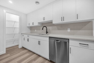 21234 Sheriff King St SW in Calgary, AB - Building Photo - Building Photo
