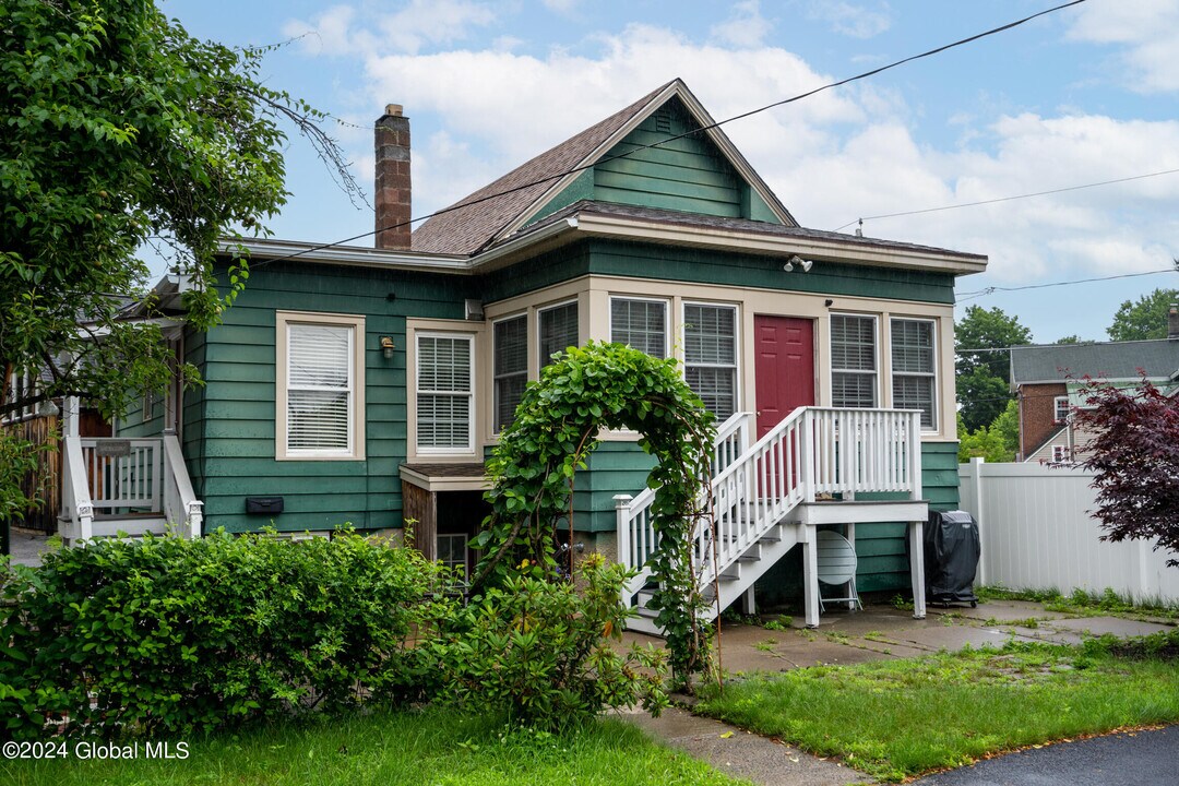 67 Ballston Ave in Saratoga Springs, NY - Building Photo