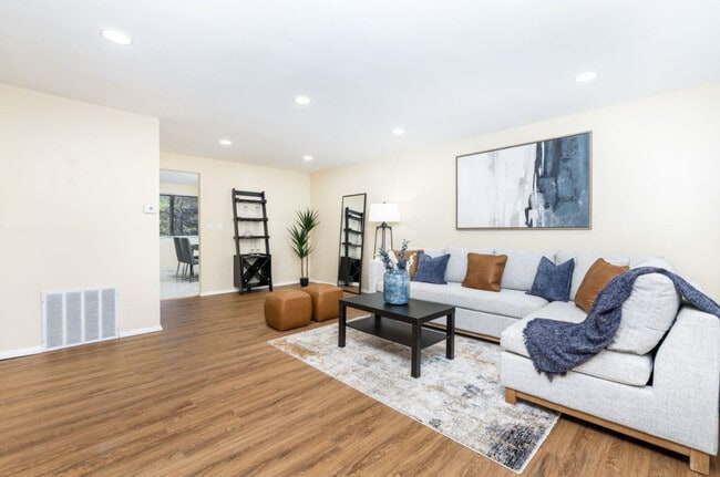 47 Conestoga Way in Glastonbury, CT - Building Photo - Building Photo