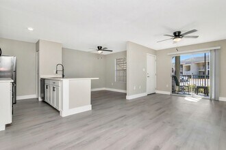 214 Lake Parsons Green in Brandon, FL - Foto de edificio - Building Photo