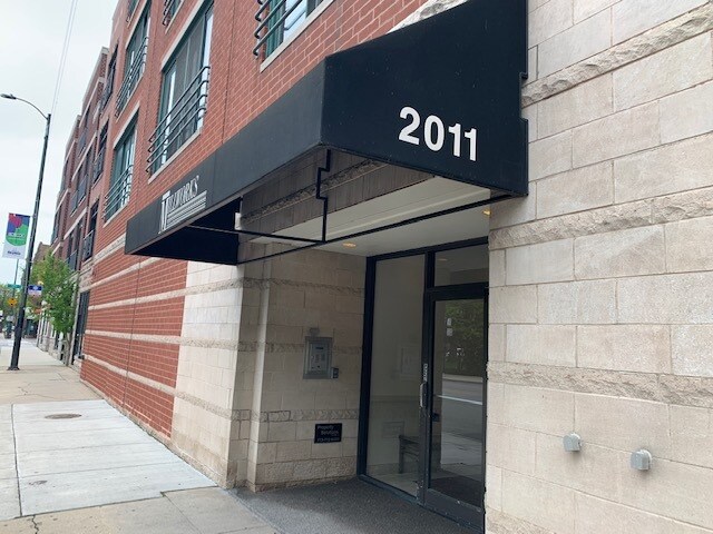2011 W Belmont Ave, Unit 308 in Chicago, IL - Building Photo - Building Photo