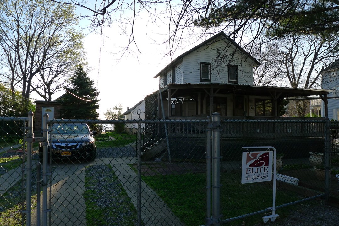 574 Minnieford Ave in Bronx, NY - Building Photo