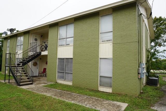 100 Uhland Rd in San Marcos, TX - Building Photo