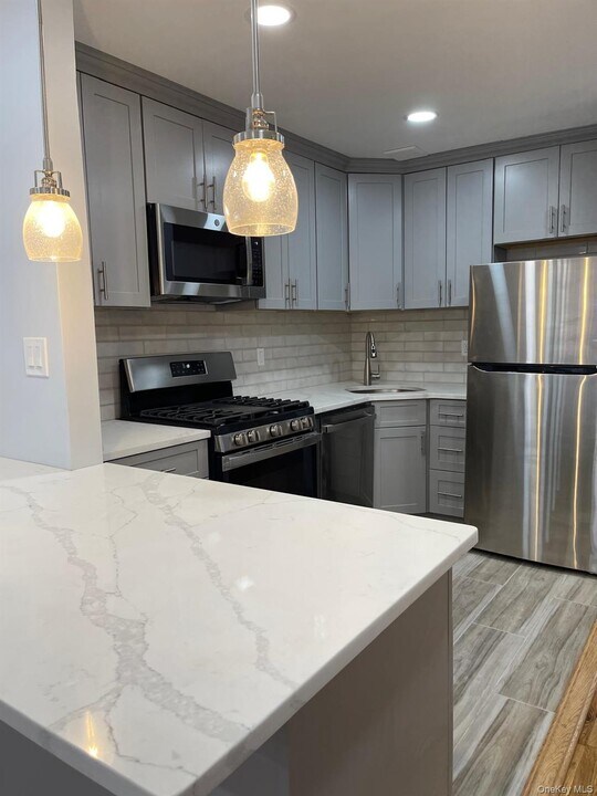 987 Halsey St in Brooklyn, NY - Building Photo