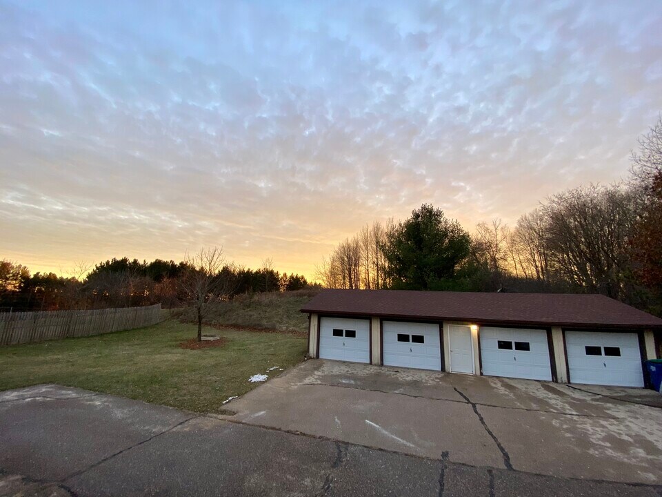 425 King Olav Ln, Unit #1 in Iola, WI - Foto de edificio