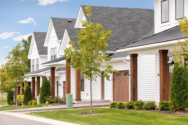 Mills Creek in Maple Grove, MN - Foto de edificio - Building Photo