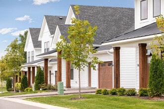 Mills Creek in Maple Grove, MN - Foto de edificio - Building Photo