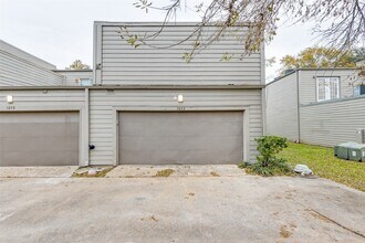 1643 S Kirkwood Rd in Houston, TX - Building Photo - Building Photo